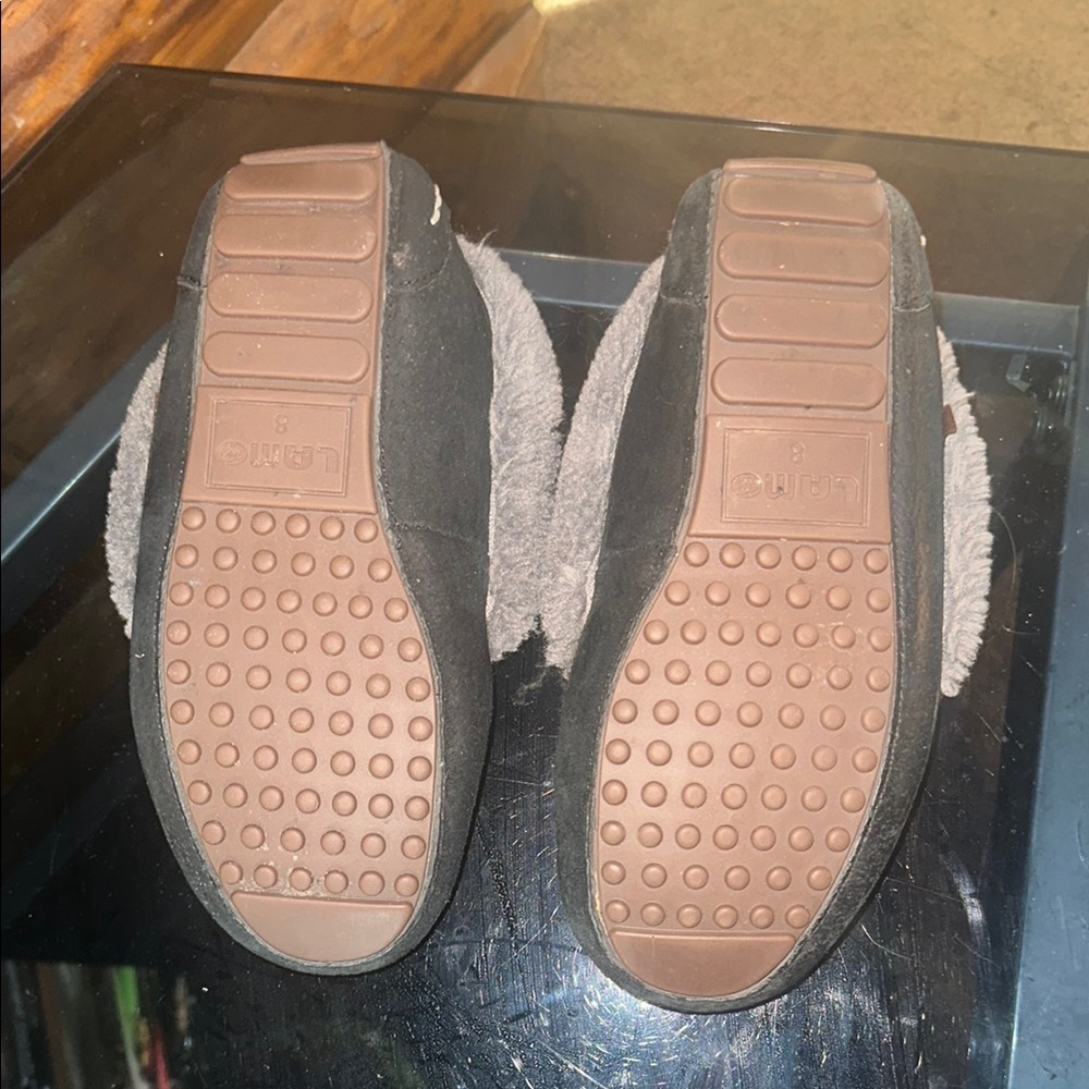 Gently worn. Lamo Black and Gray Moccasin Slippers Size 8 - Picture 3 of 7